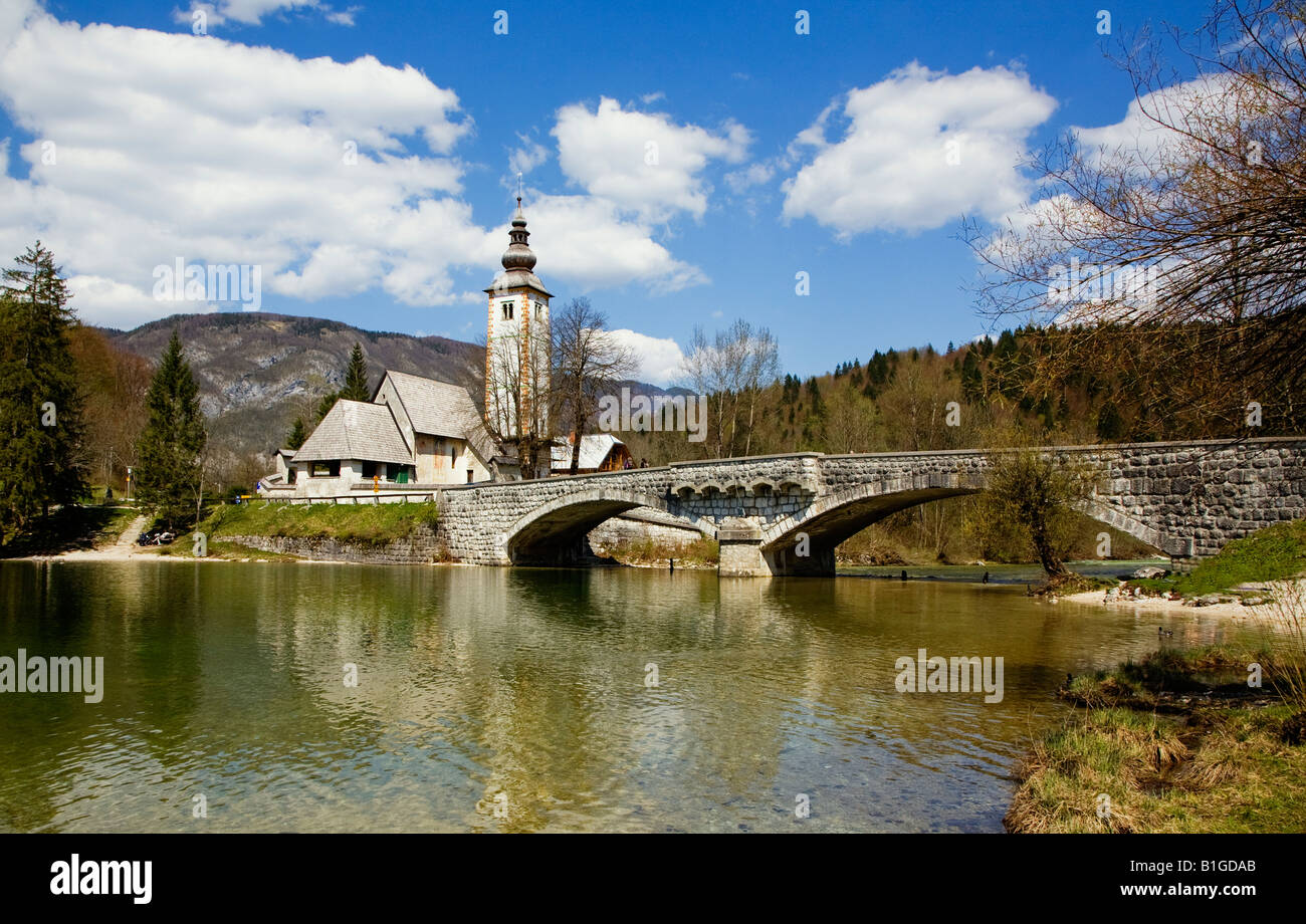 St John the Baptist Church & pont de pierre - lac de Bohinj Banque D'Images