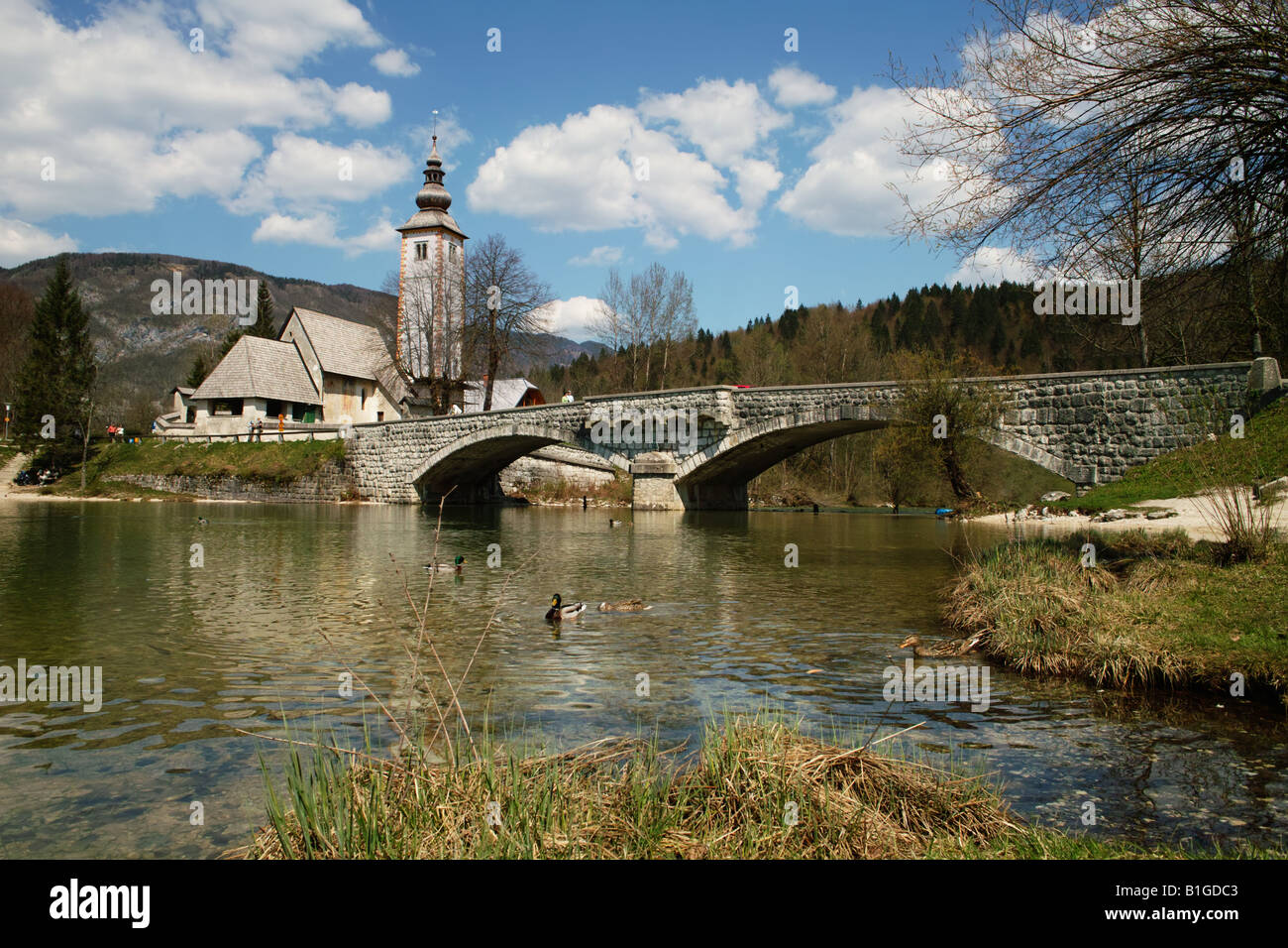 St John the Baptist Church & pont de pierre - lac de Bohinj Banque D'Images