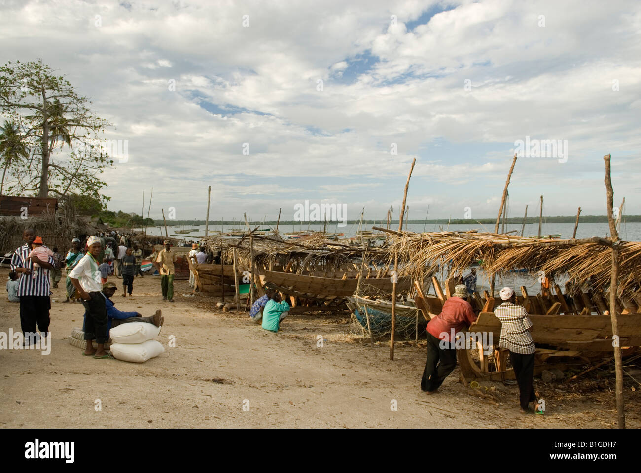 Les dhows en construction sur la plage du port de Mocimboa de Praia.Mozambique Banque D'Images