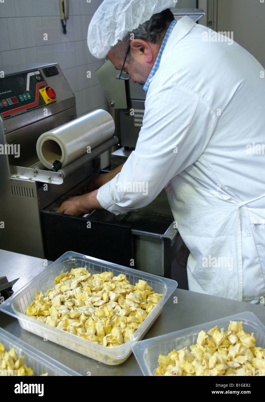 Vue latérale d'un homme travaillant dans l'usine alimentaire Banque D'Images