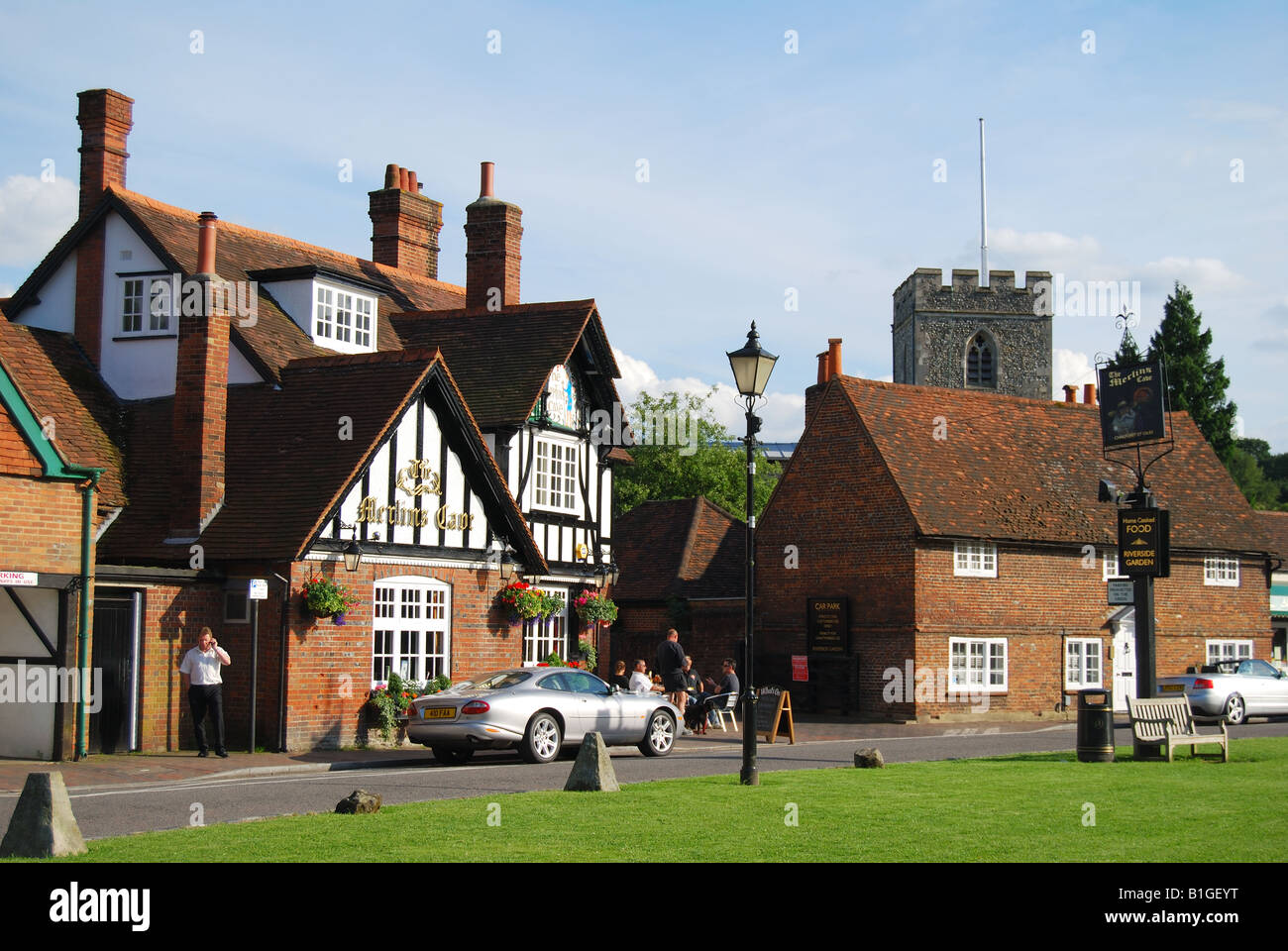 Les Merlins Cave Pub et d'église, le Village Green, High Street, Beaconsfield, Buckinghamshire, Angleterre, Royaume-Uni Banque D'Images