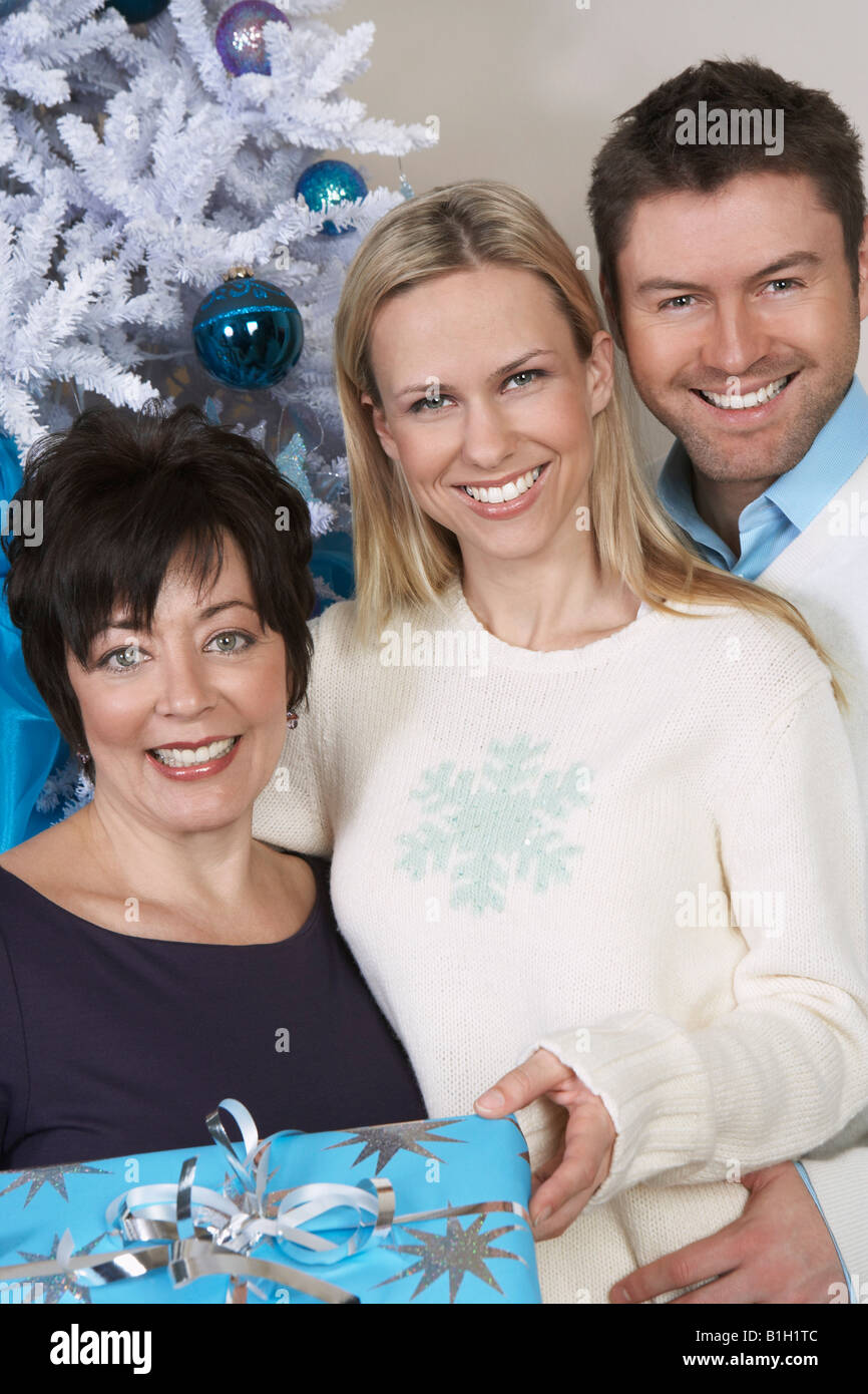 Femme et Senior couple in front of Christmas Tree, portrait Banque D'Images