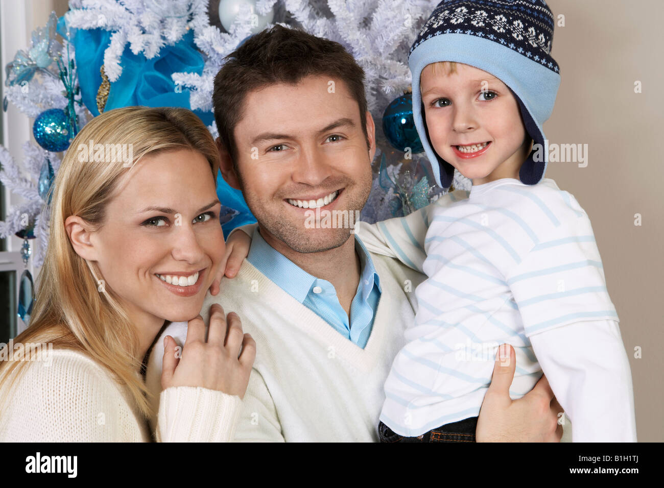 Couple avec son (5-6) in front of Christmas Tree, portrait Banque D'Images