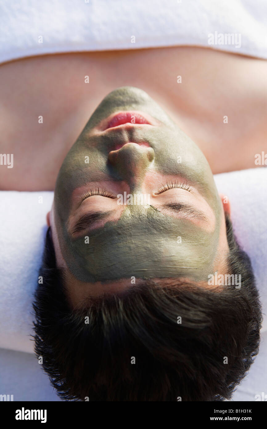 Jeune femme portant un masque du visage de boue à santé spa, close-up Banque D'Images