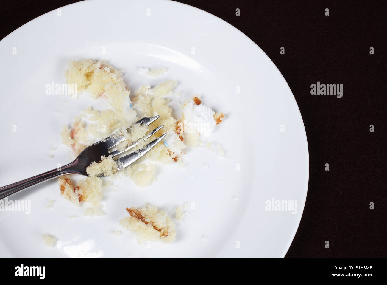 Fourchette et miettes de gâteau sur la plaque, vue d'en haut Banque D'Images