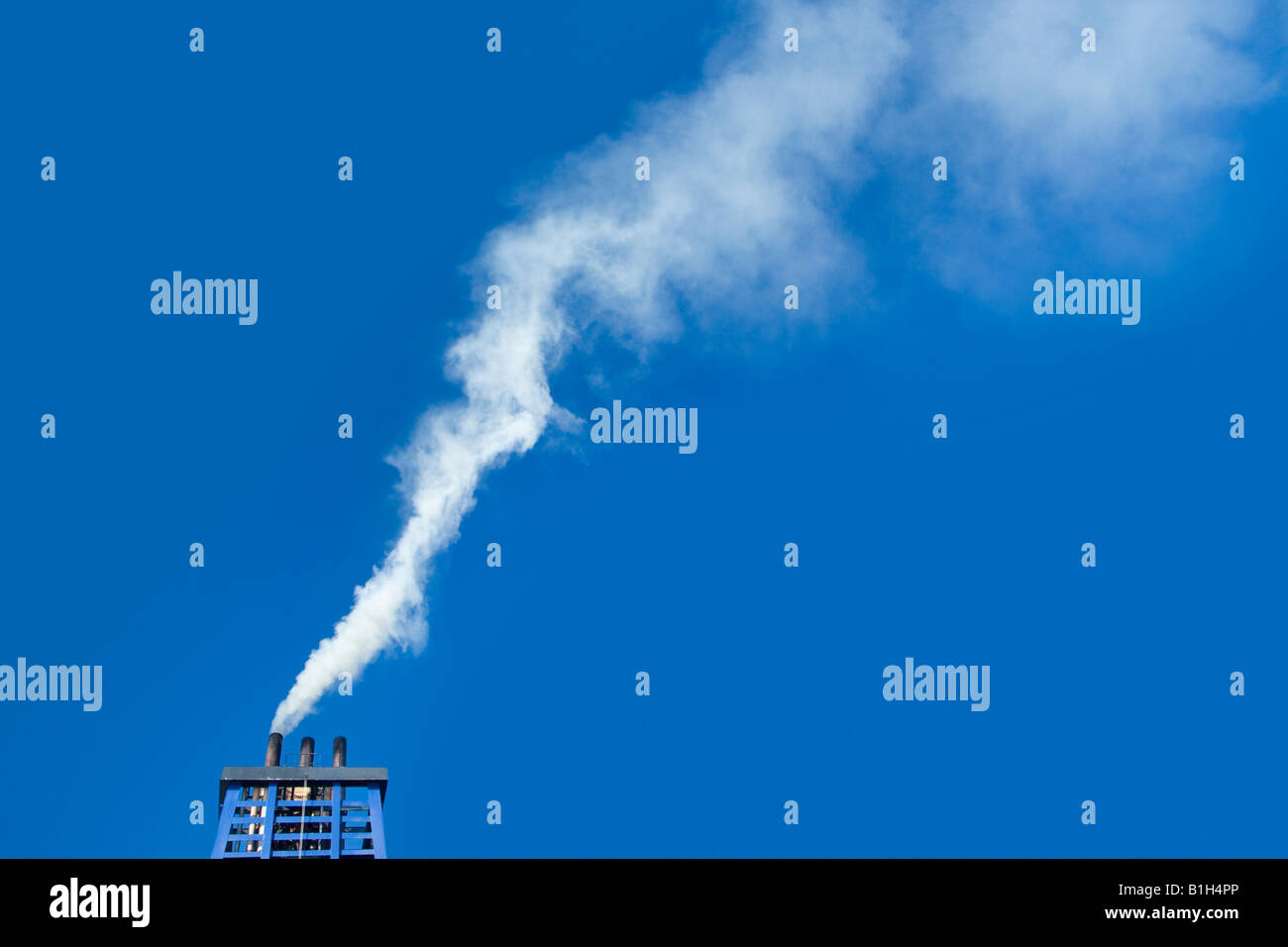 La fumée s'échapper de cheminée industrielle Banque D'Images
