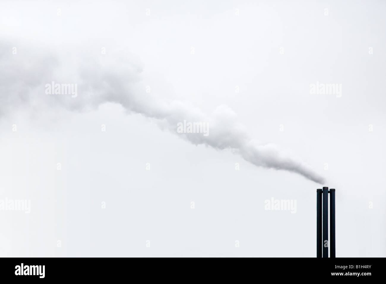 La fumée s'échapper de cheminée industrielle Banque D'Images