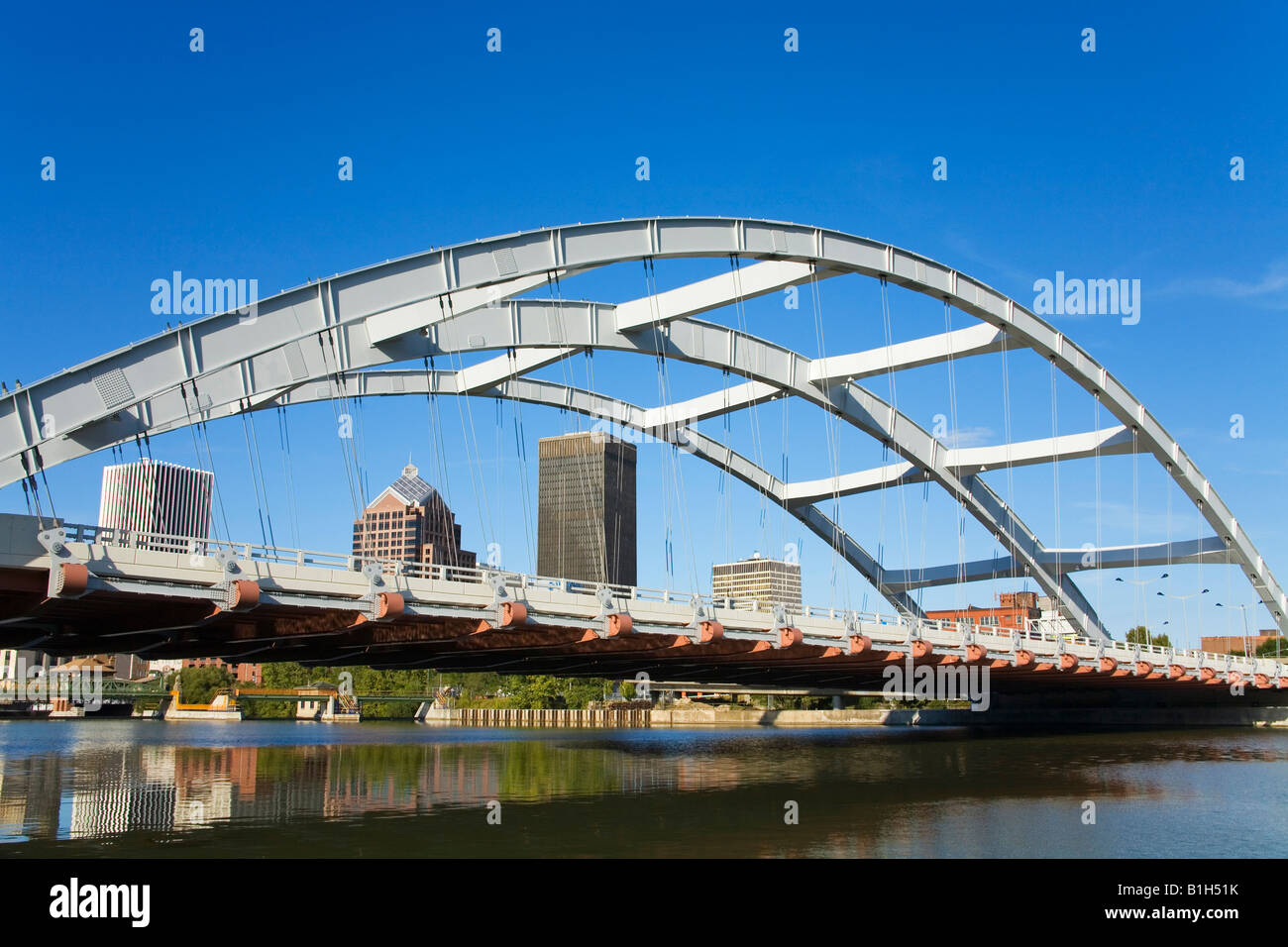 Pont sur une rivière, Frederick Douglass-Susan B. Anthony Memorial Bridge, Rochester, New York State, USA Banque D'Images