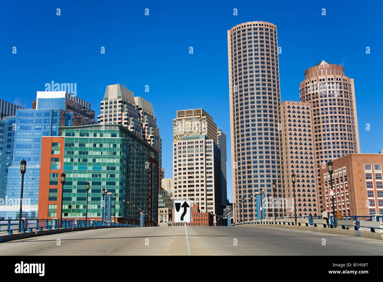 Gratte-ciel dans une ville, Moakley Bridge, Fort Point Channel, Boston, Massachusetts, USA Banque D'Images