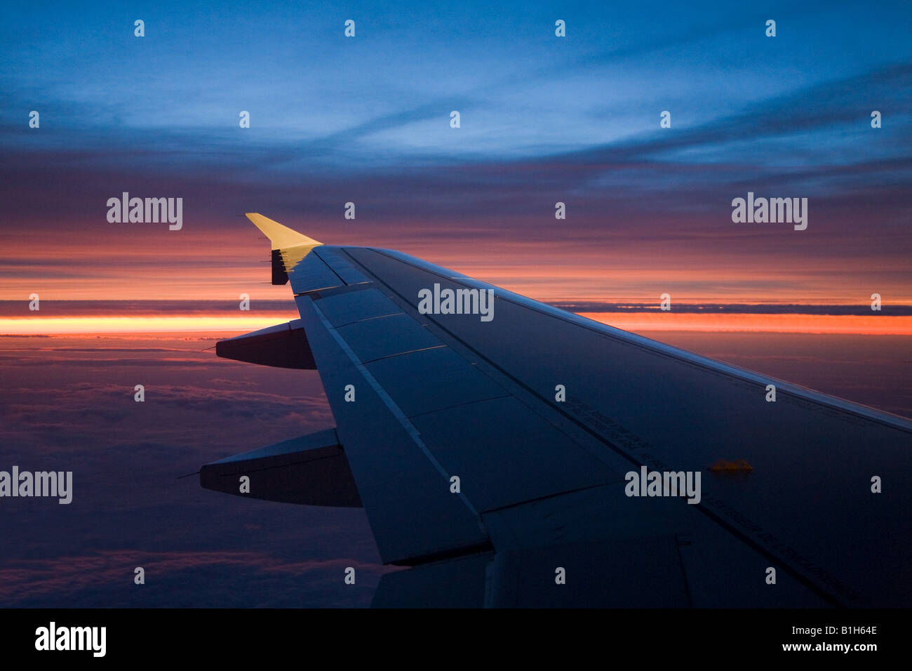 Aile d'avion au coucher du soleil Banque D'Images