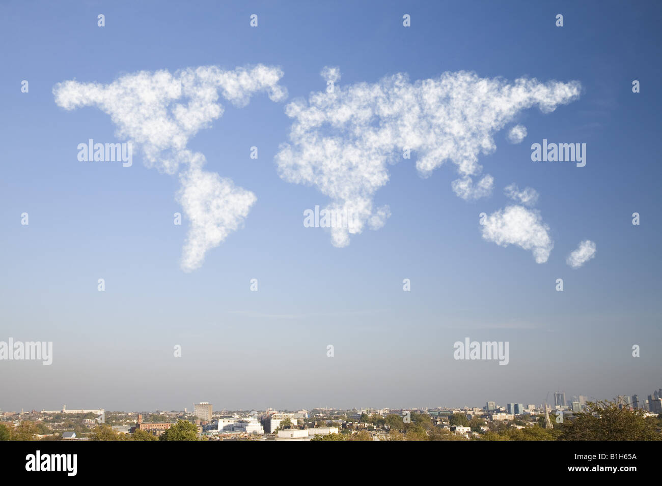 Atlas de fumée dans le ciel Banque D'Images