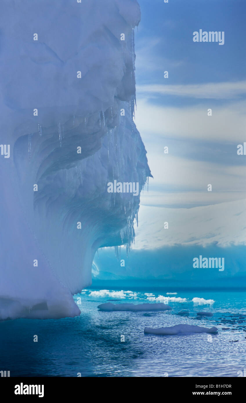 Les glaçons sur un iceberg dans la mer, le détroit de Penola, Antarctique Banque D'Images