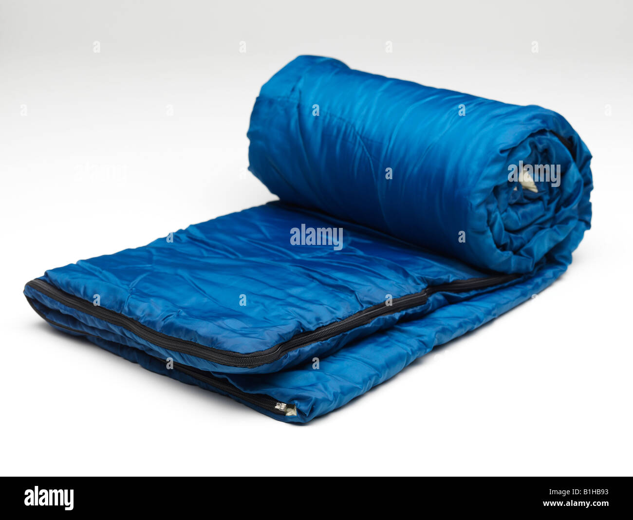 Voyageur qui dort dans un sac de couchage sommeil pour passer la nuit à l'extérieur piscine chambre accueil nuit mountain camping camping Banque D'Images
