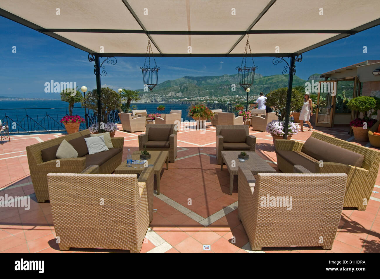 Coin salon confortable sur la terrasse donnant sur Bristol Hotel Sorrento, près de Naples en Italie et la baie de Naples Banque D'Images