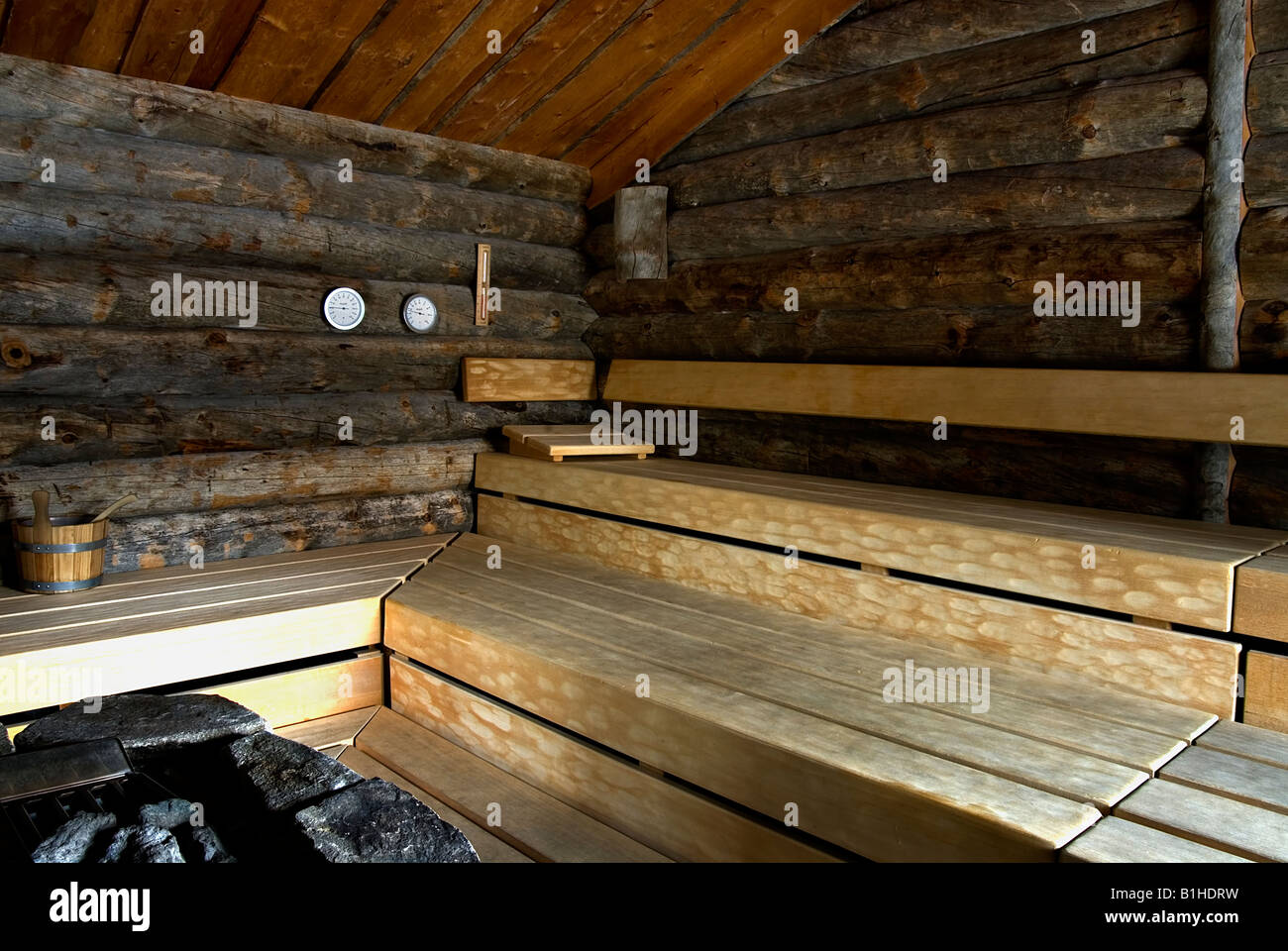 Intérieur en bois rustique d'un sauna finlandais Photo Stock - Alamy
