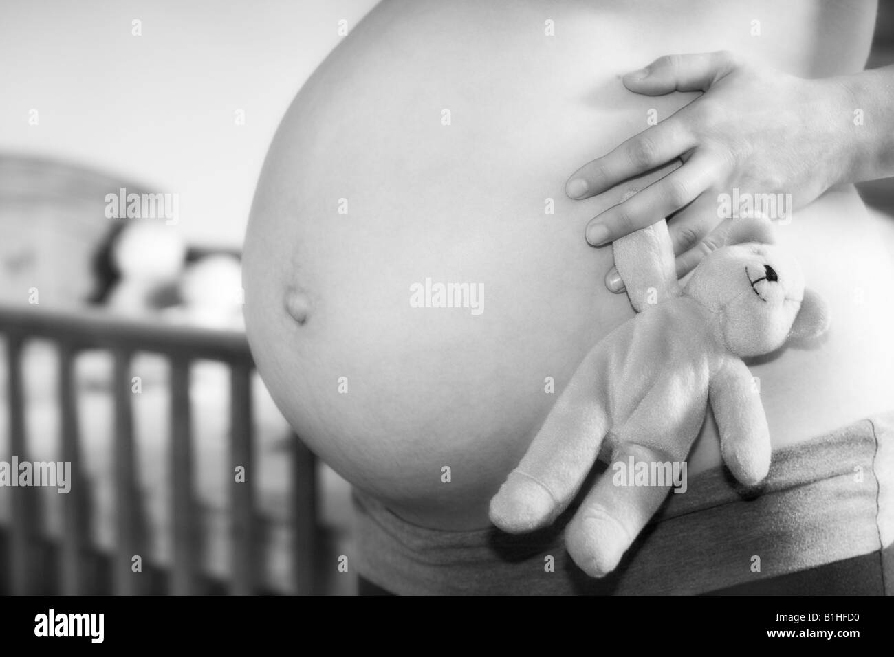La Grossesse Bosse En Noir Et Blanc Avec L Ours En Peluche Et Lit Bebe Photo Stock Alamy