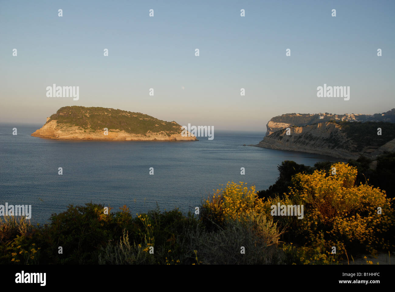 Vue depuis Cabo de San Martin de l'île de Portichol et Cabo de la Nao, Javea, Alicante Province, Comunidad Valenciana, Espagne Banque D'Images