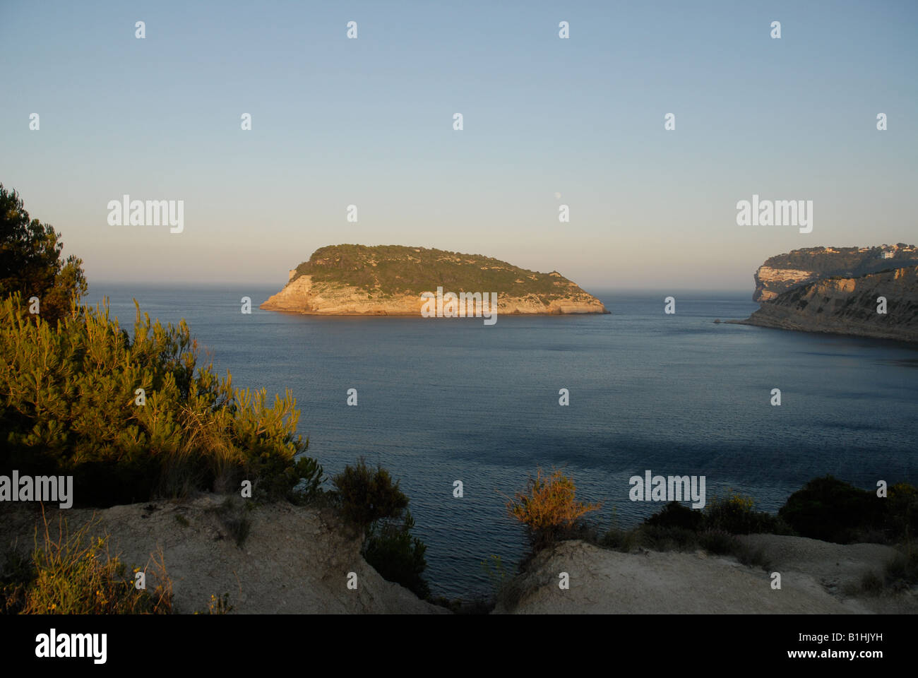 Vue depuis Cabo de San Martin de l'île de Portichol et Cabo de la Nao, Javea, Alicante Province, Comunidad Valenciana, Espagne Banque D'Images