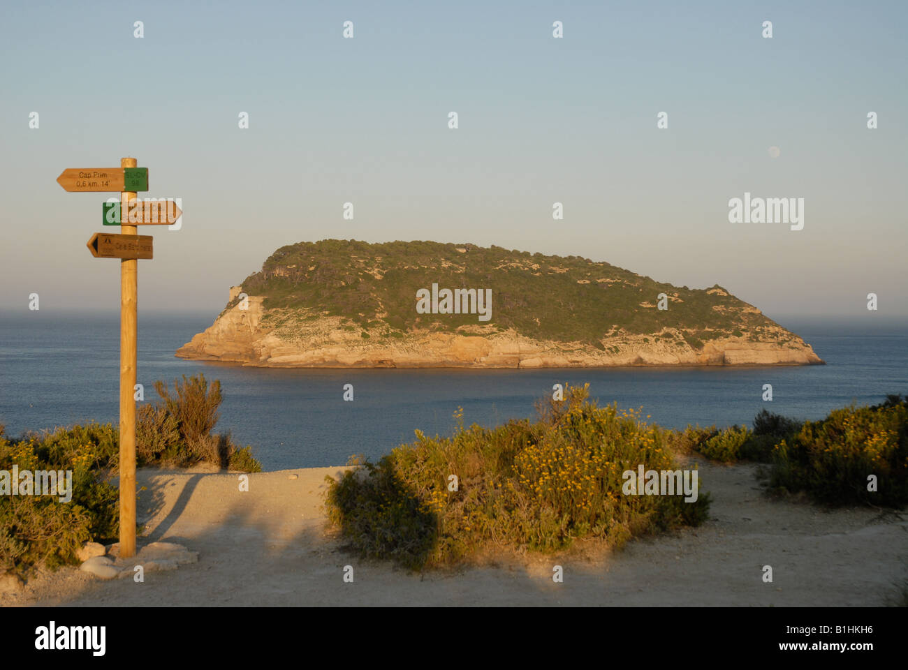 Vue depuis Cabo de San Martin de l'île de Portichol au crépuscule, Javea, Alicante Province, Comunidad Valenciana, Espagne Banque D'Images