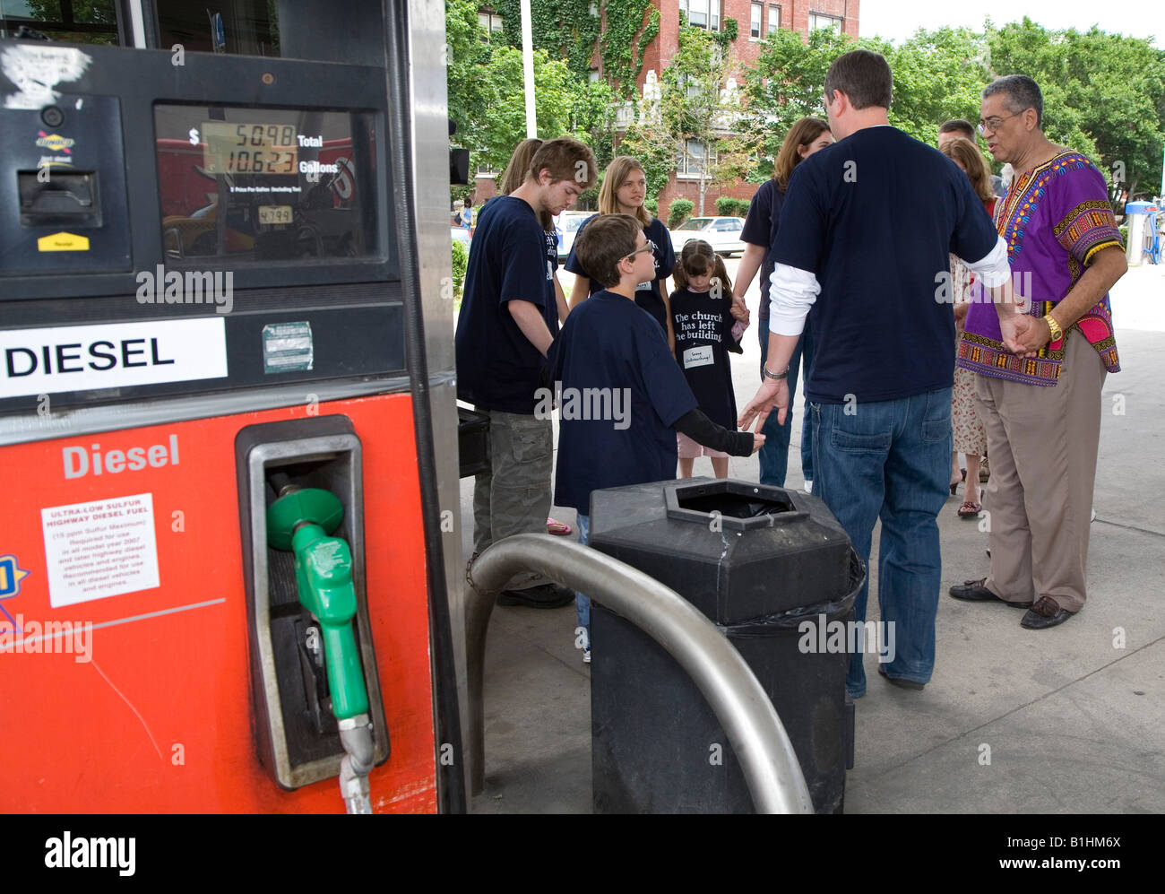 Détroit, Michigan activistes religieux prier à une station Sunoco pour la baisse du prix du gaz Banque D'Images