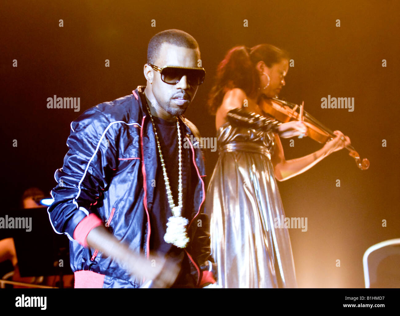 Kanye West sur scène avec le violoniste Banque D'Images