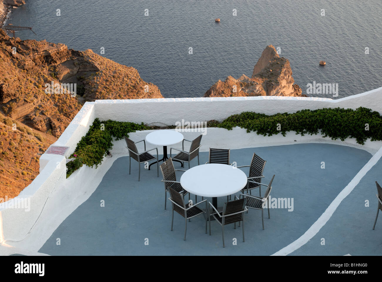 Terrasse d'un café à Santorin, Grèce Banque D'Images