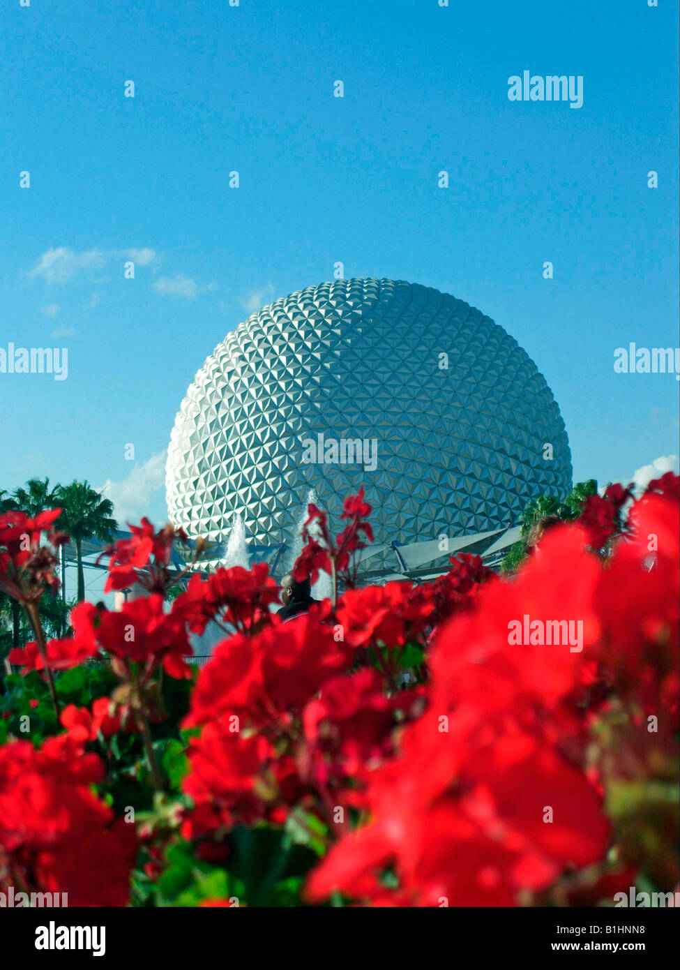 Epcot Spaceship fleurs rouges Banque D'Images