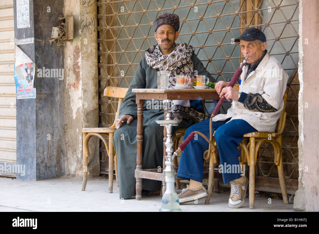 Deux hommes égyptiens déguster café et la chicha à la terrasse d'un café au Caire Egypte Banque D'Images