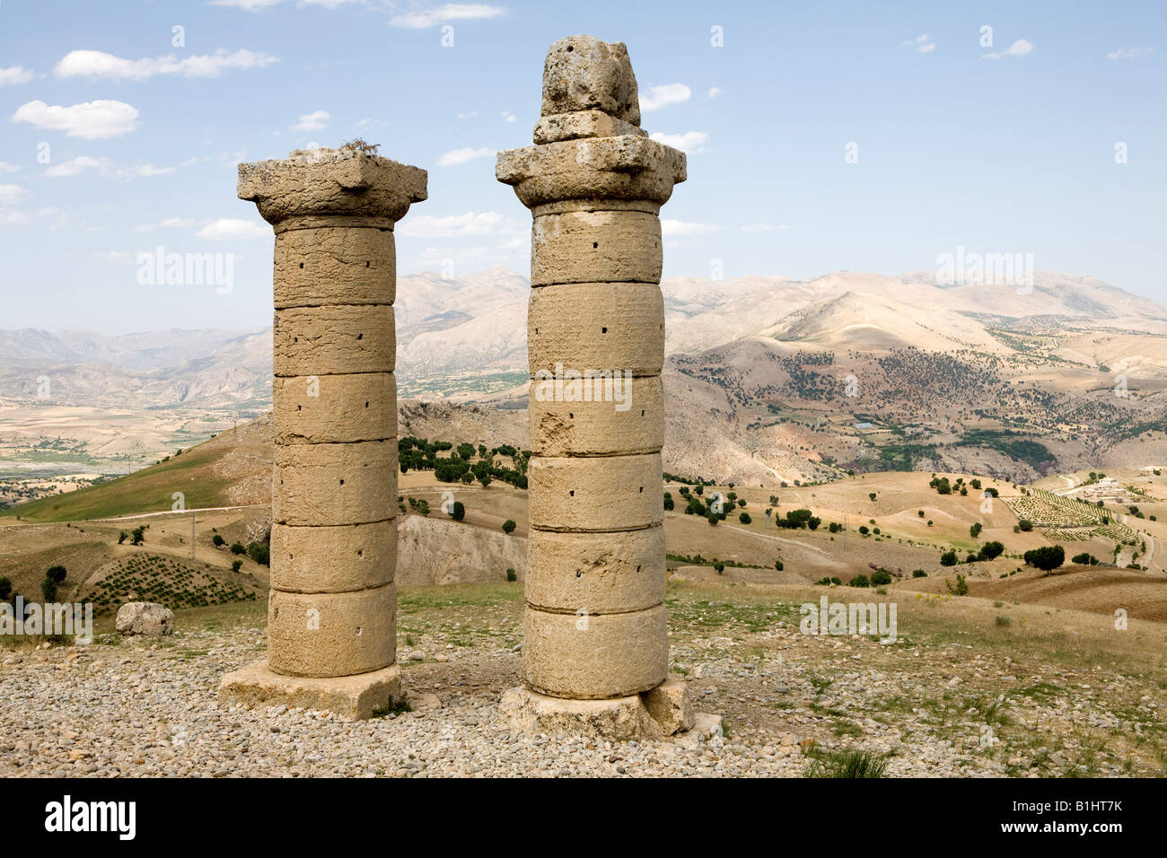 Colonnes sur la terrasse de l'Est du Tumulus de Karakus Nemrud Parc National, l'Est de l'Anatolie Turquie Banque D'Images