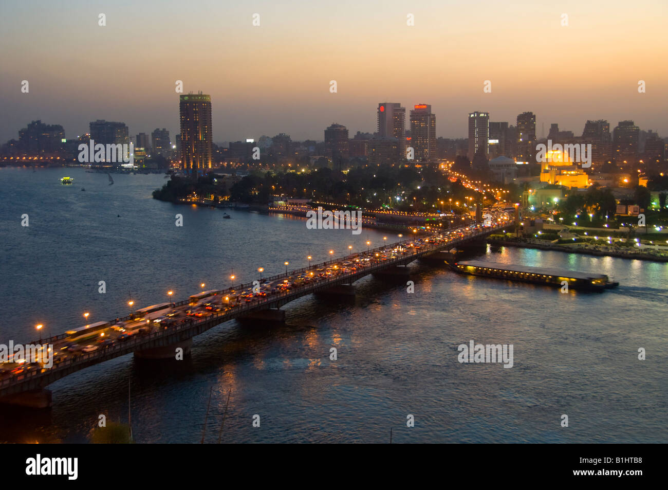 Le 6 octobre pont sur le Nil au crépuscule au Caire Egypte Banque D'Images