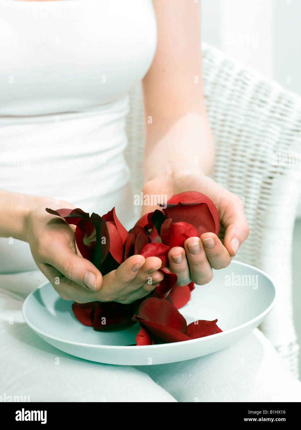 Des pétales de rose dans un bol Banque D'Images