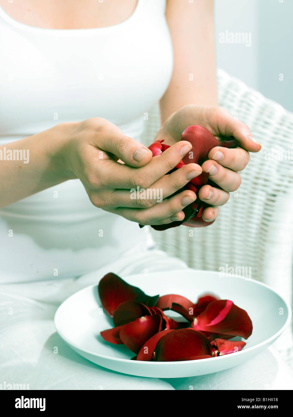 Des pétales de rose dans un bol Banque D'Images