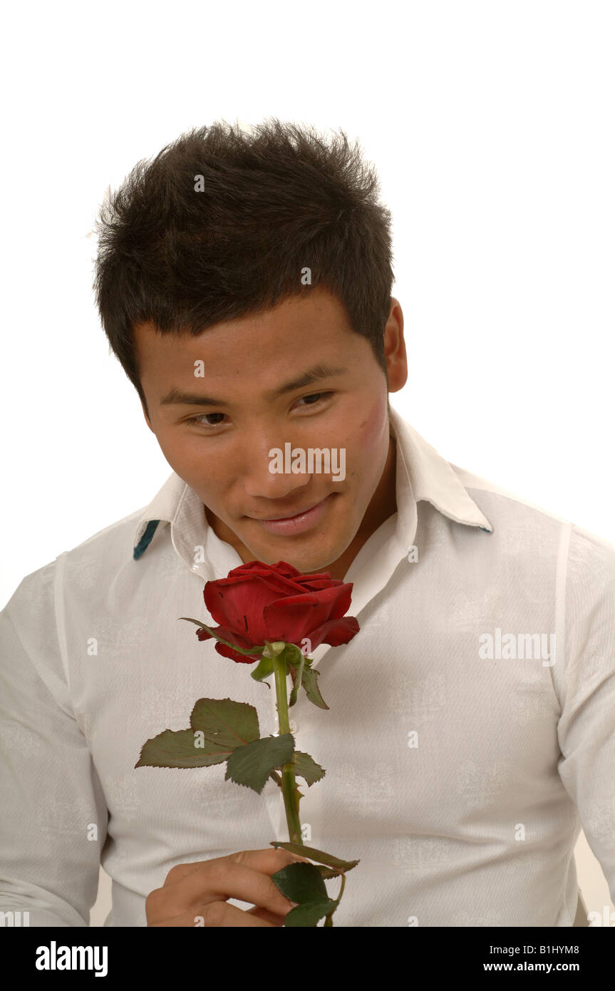 L'homme asiatique avec une rose rouge et kissmouth sur son chèque Banque D'Images