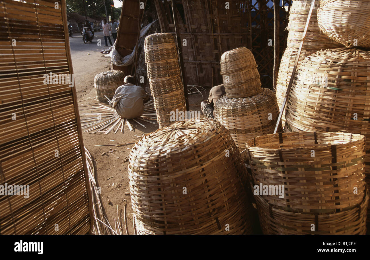 Vue arrière d'une personne qui fait des produits de bambou, Tamil Nadu, Inde Banque D'Images