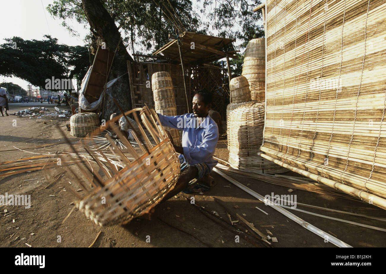 Mid adult man tisse un panier en osier, Tamil Nadu, Inde Banque D'Images