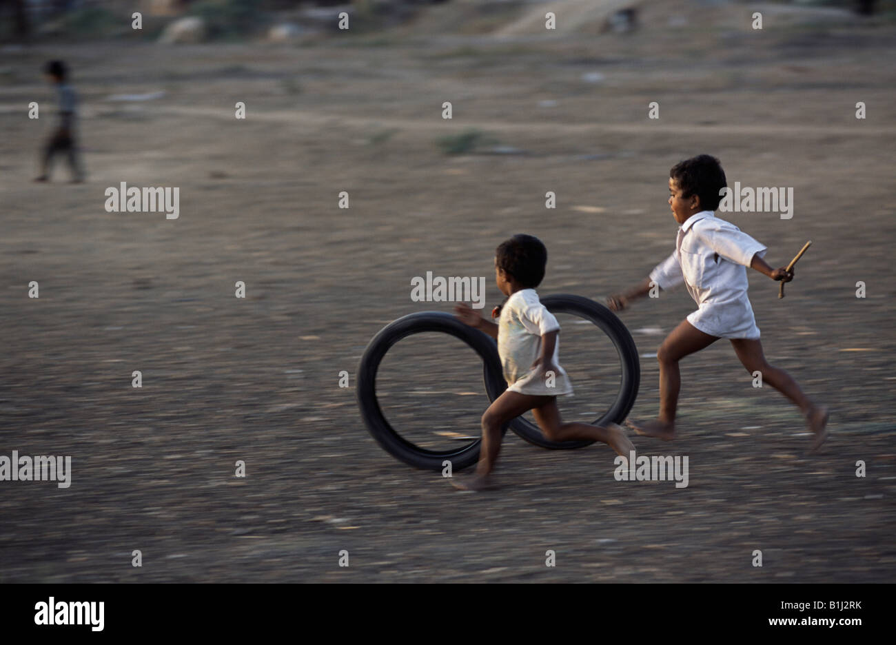 Deux garçons jouant avec des pneus, Tamil Nadu, Inde Banque D'Images