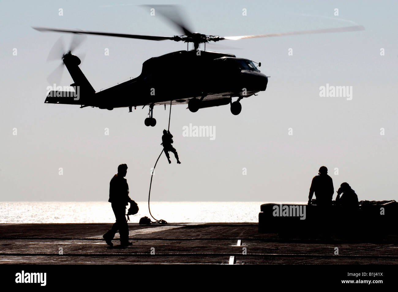 Détachement de personnel 15 l'unité mobile de destruction des engins explosifs un un fast-cordes à partir d'un hélicoptère Seahawk SH-60F Banque D'Images