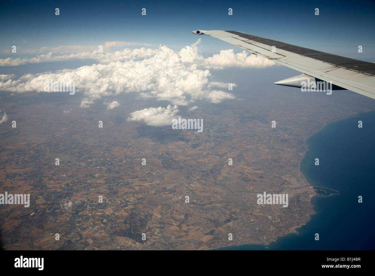 Vue aérienne oblique de haut niveau ci-dessous de l'aile d'avion Lacita Harbour sur la côte sud de l'île de la Sicile dans la mer Méditerranée Banque D'Images