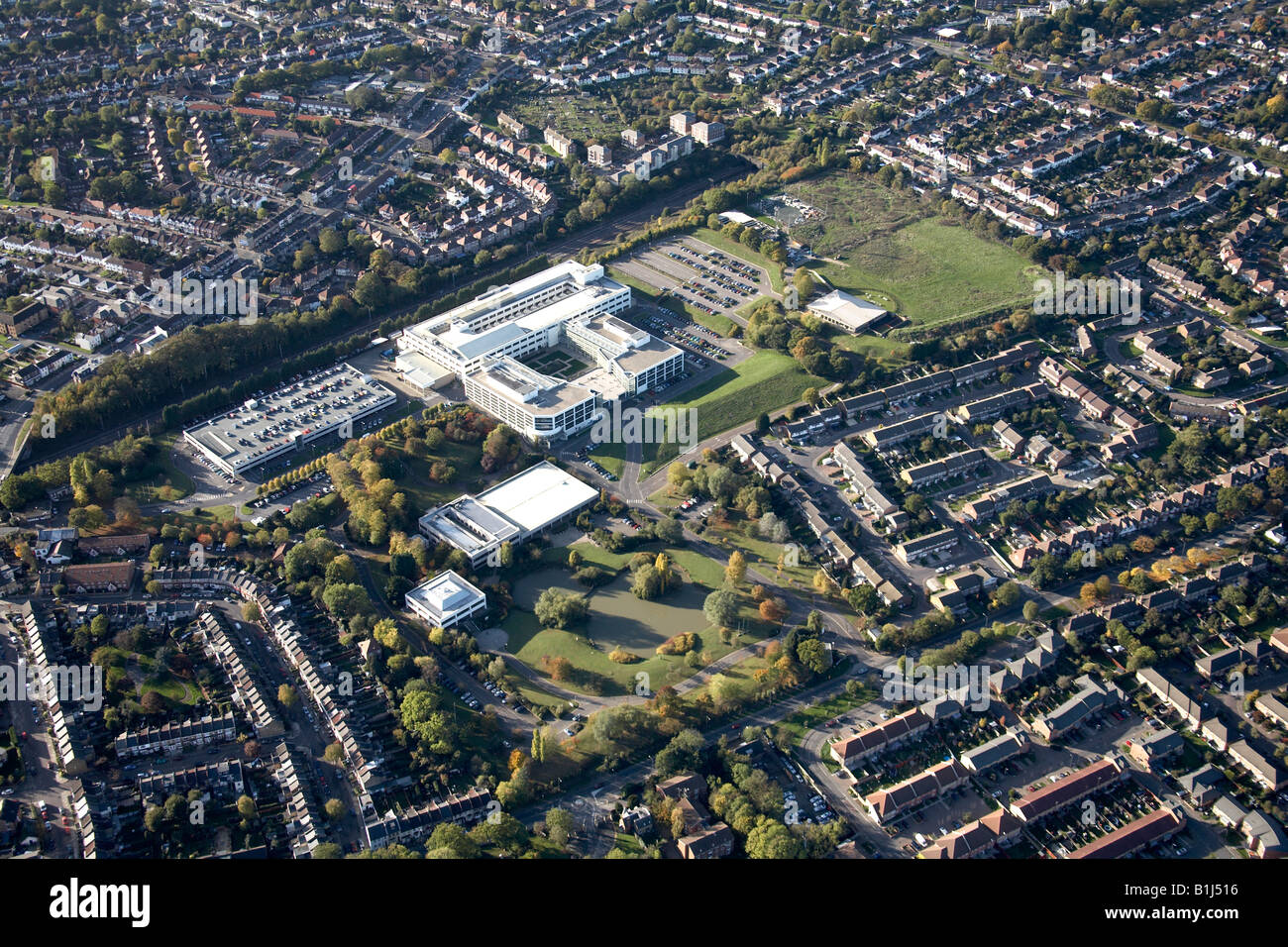 Vue aérienne à l'ouest de banlieue centre d'affaires Terrain de sport et de ligne de chemin de fer Brunswick Park London N11 England UK Banque D'Images