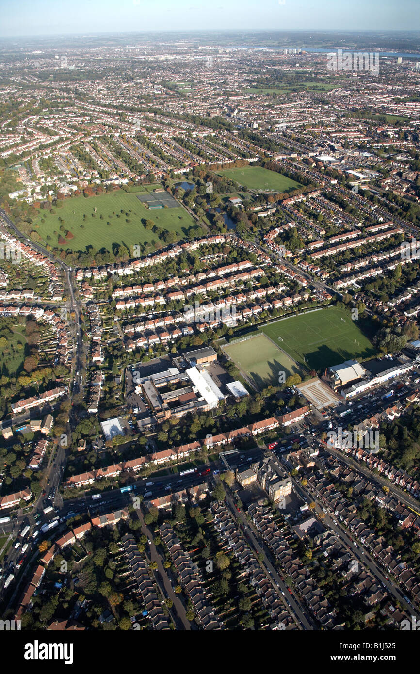 Vue aérienne au nord-est de Broomfield Broomfield Park Terrains de sport maisons de banlieue École Bowes Park Palmers Green London N11 N Banque D'Images