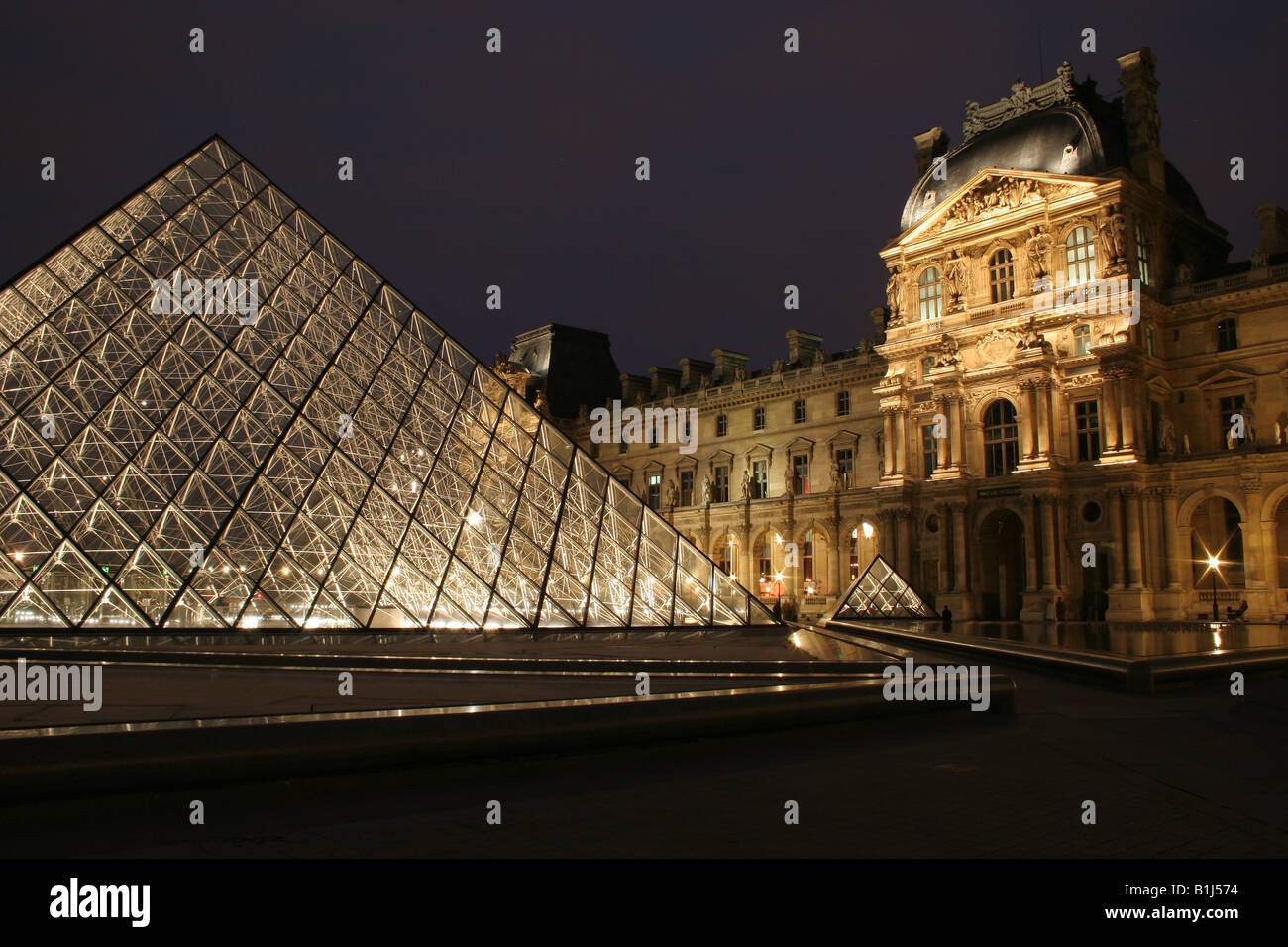 Musée du Louvre dans la nuit Banque D'Images