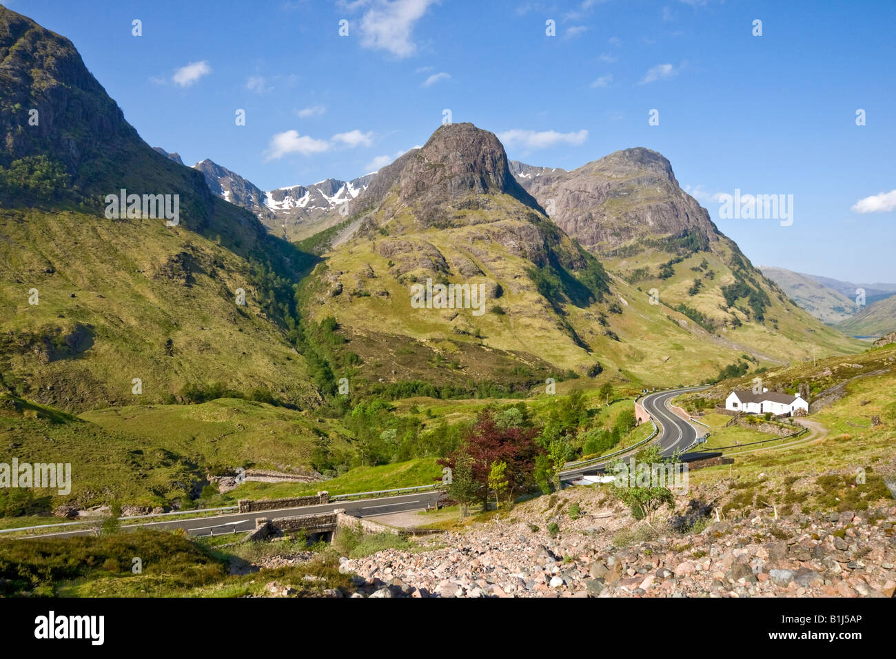 Les célèbres Trois Soeurs dans les montagnes de l'ouest de Glen Coe Highlands en Écosse avec cottage Banque D'Images