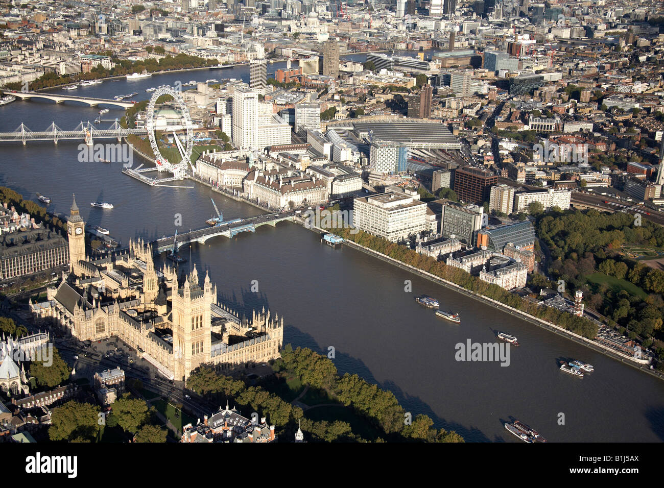 Vue aérienne au nord-est de la Maison du Parlement Big Ben Tamise City Hall roue du millénaire et Southwark London SW1 SW1 Banque D'Images