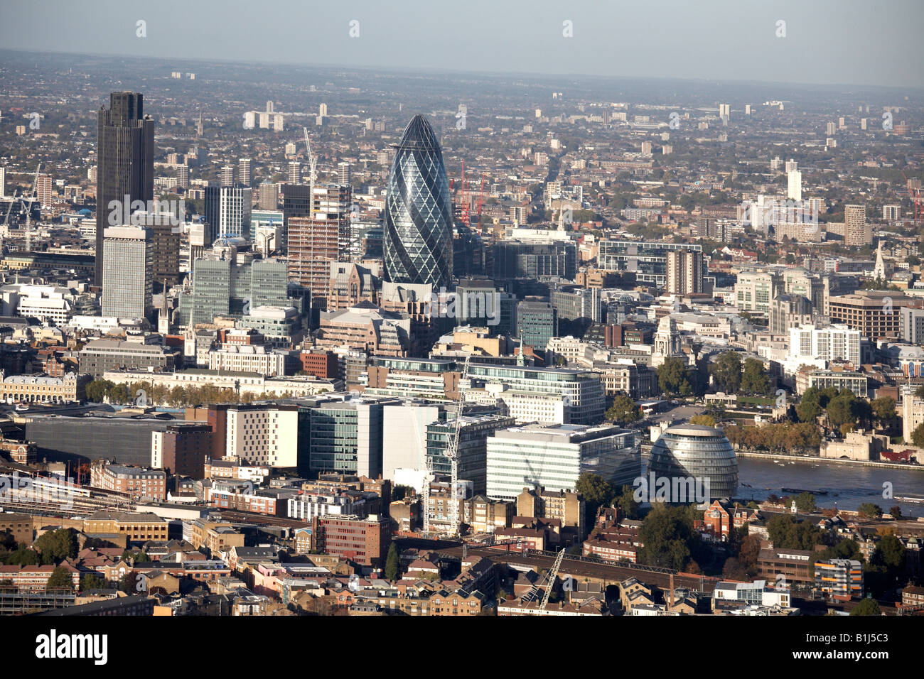 Vue aérienne de la banlieue nord-est de l'arrondissement bâtiments Tamise City de Londres Tour Natwest Gherkin Building SE1 CE2 CE3 Banque D'Images