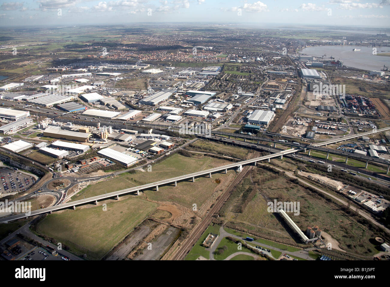 Vue aérienne nordest de l'autoroute Queen Elizabeth Park Distribution