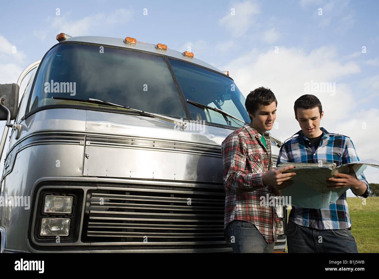 Adolescents regardant une carte Banque D'Images