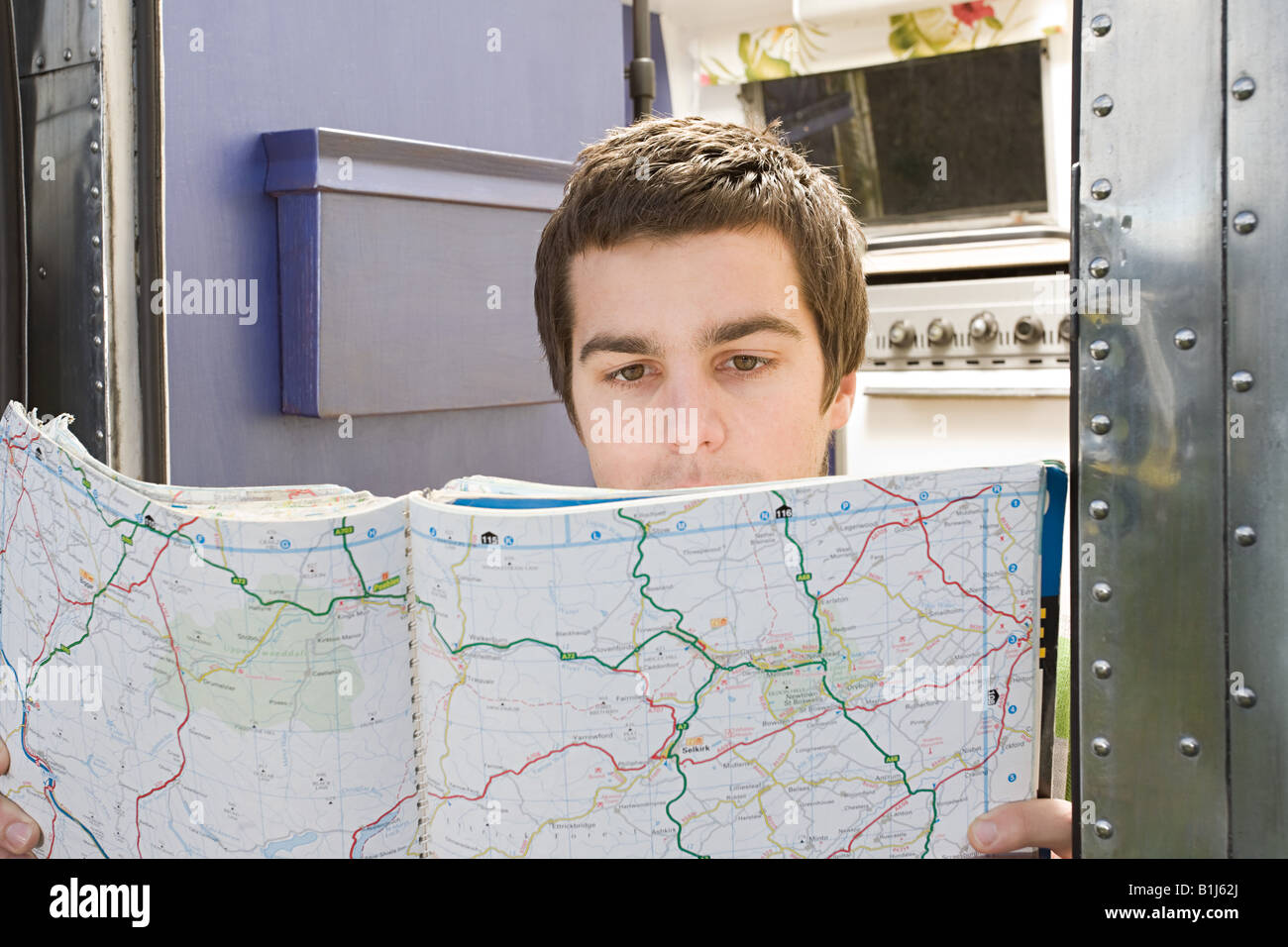 Un adolescent en regardant une carte Banque D'Images