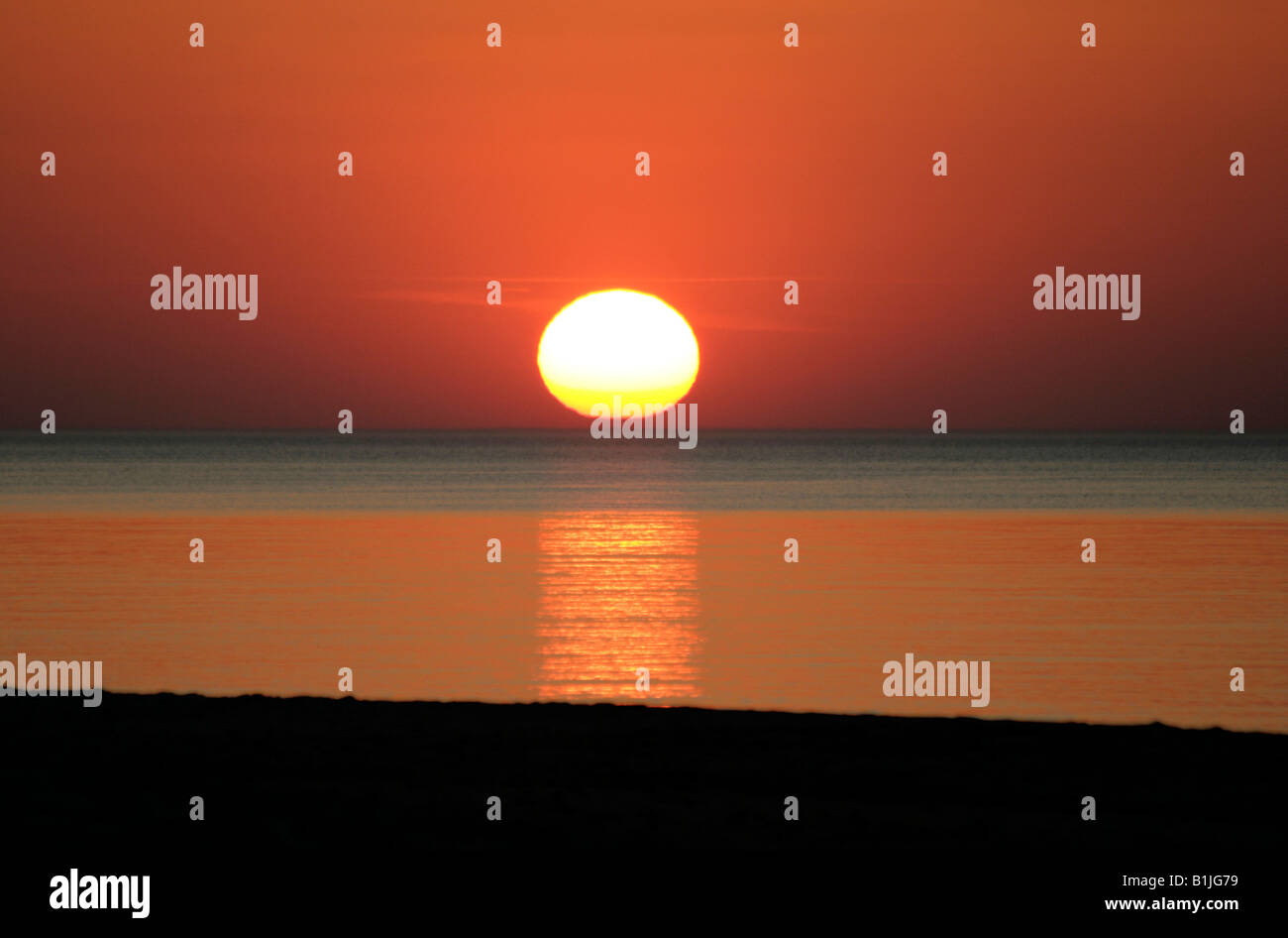 Coucher du soleil à la mer, la Pologne, la Poméranie, Cassubia, Ustka Banque D'Images