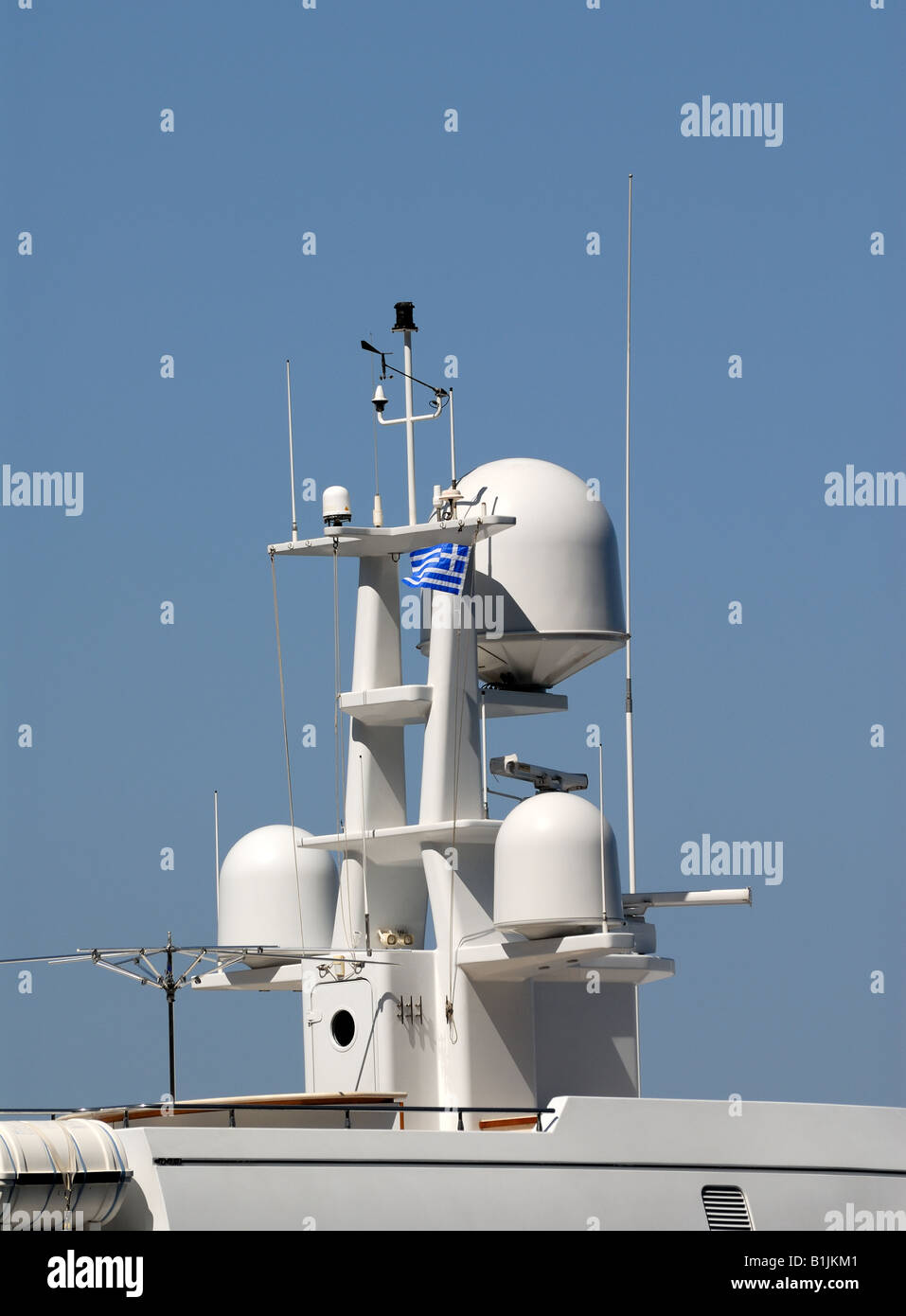 Mât Radar avec drapeau grec Banque D'Images