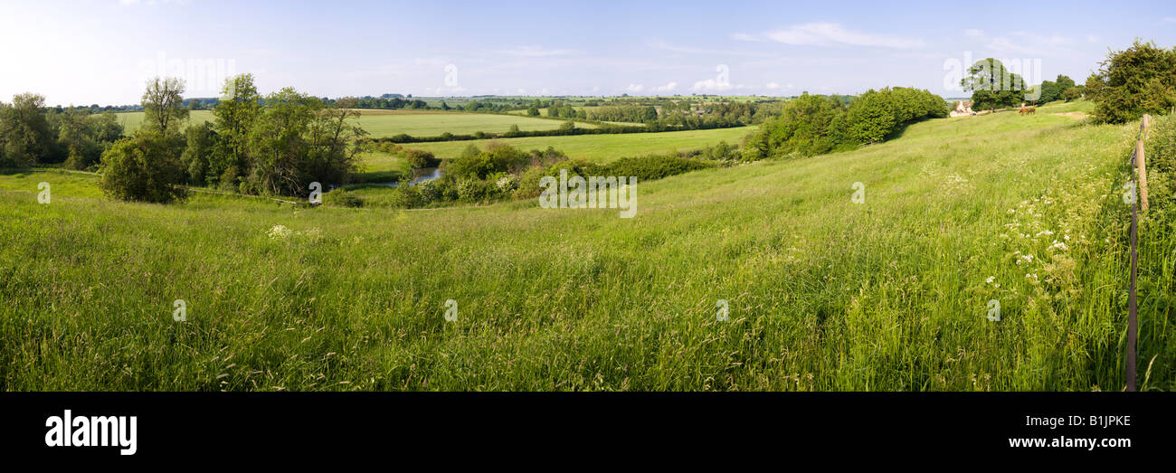 Lumière du soleil en soirée sur la vallée de la rivière Windrush près du village de Taynton, Oxfordshire, Royaume-Uni Banque D'Images